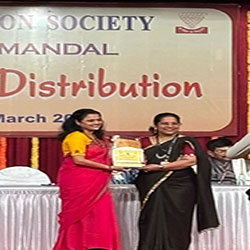 Smt. Mrunal Barve receiving prize for Best Director